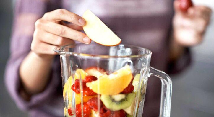 Fructe într -un blender