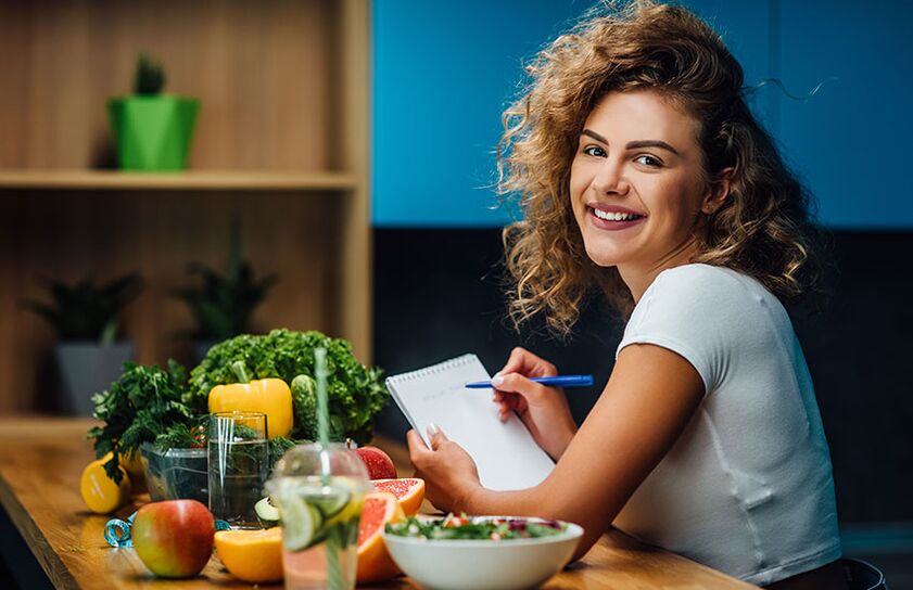 Atitudinea pozitivă a unei fete pe o dietă